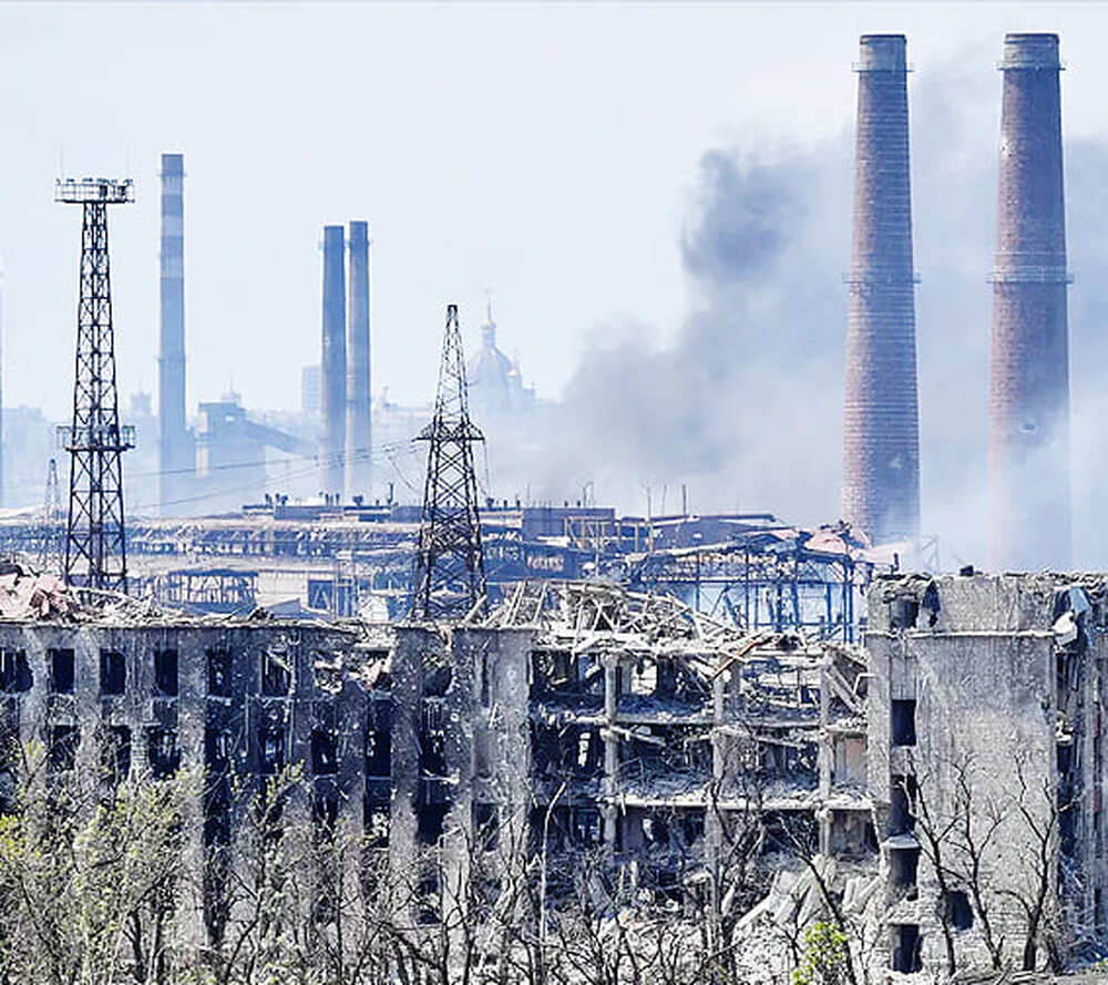 265 militantes da Azovstal, inclusive 51 feridos, depõem armas e se rendem