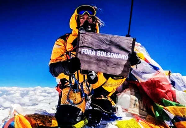 Brasileiro chega ao cume do Everest e abre faixa “Fora Bolsonaro”