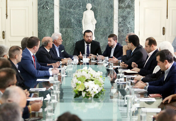 Castro encontra representantes de postos e pede esforço de todos para reduzir preço de combustíveis