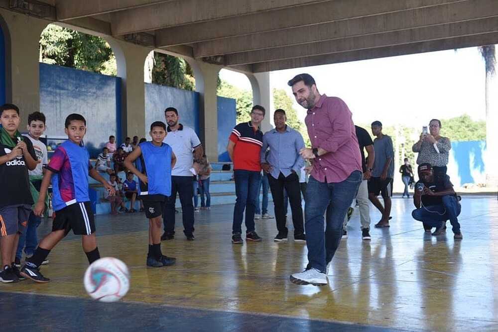 Wladimir participa de entrega de materiais esportivos em escolas da rede municipal