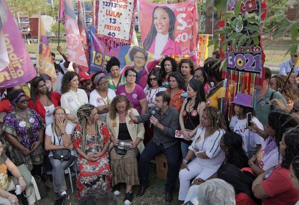 Vamos criar mais Delegacias de Mulheres e creches, e dar qualificação para que elas consigam melhores empregos e salários, disse Freixo na Baixada