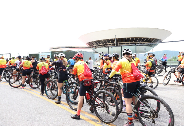 Cerca de 10 mil pessoas participam de passeio ciclístico em Niterói para marcar o Dia Mundial sem Carro  