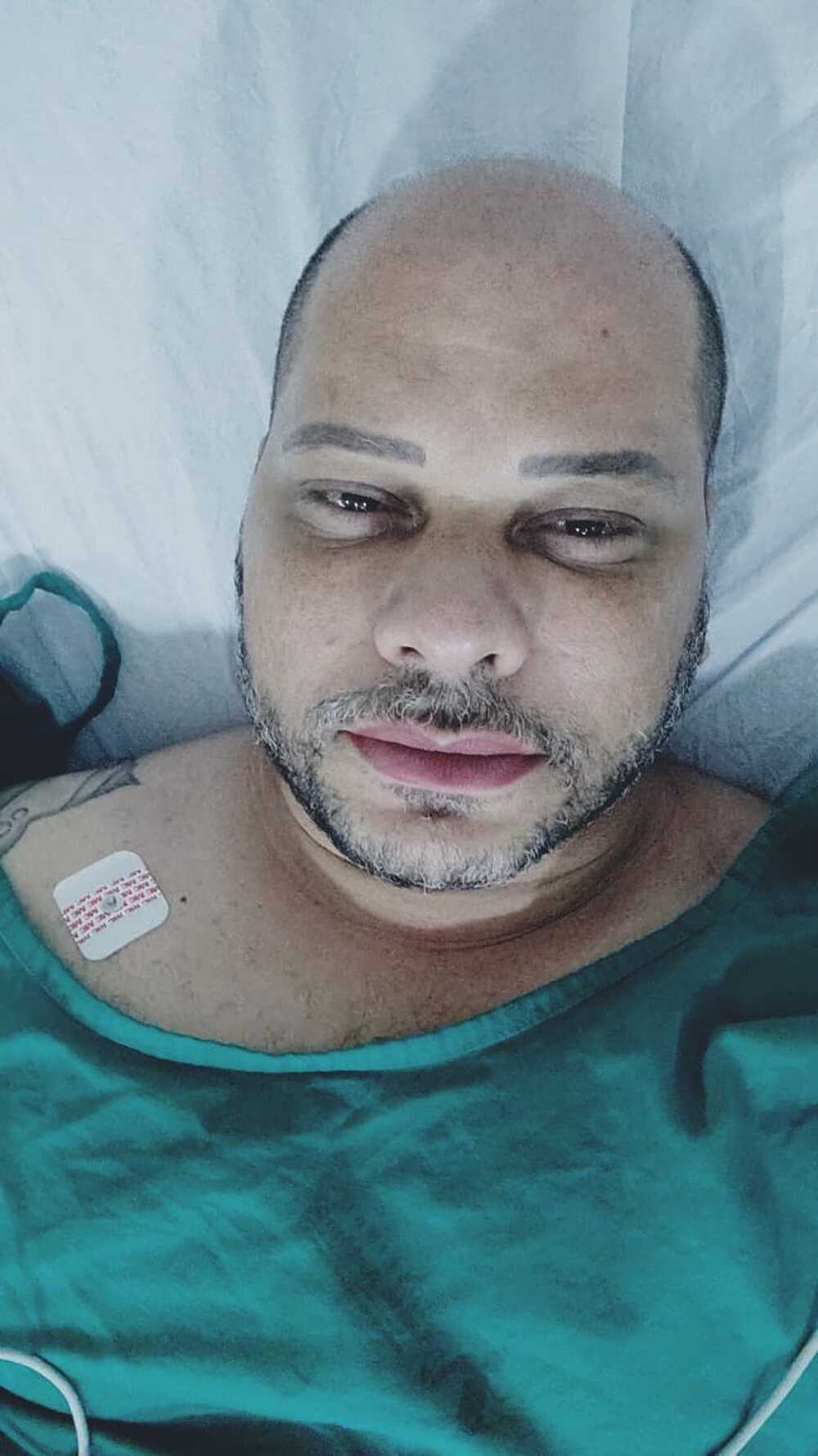 Jornalista Betoh Cascardo dá entrada em hospital na Barra da Tijuca com suspeita de infarto.