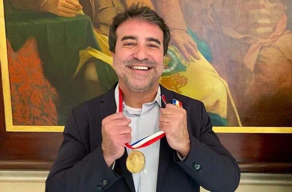 Prefeito de Mesquita é agraciado com a Medalha de Mérito Pedro Ernesto, em cerimônia na Câmara Municipal do Rio de Janeiro