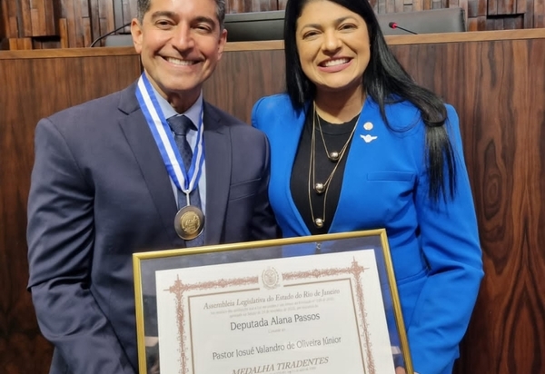 Pastor Josué Valandro Jr., da Igreja Atitude, recebe a Medalha Tiradentes