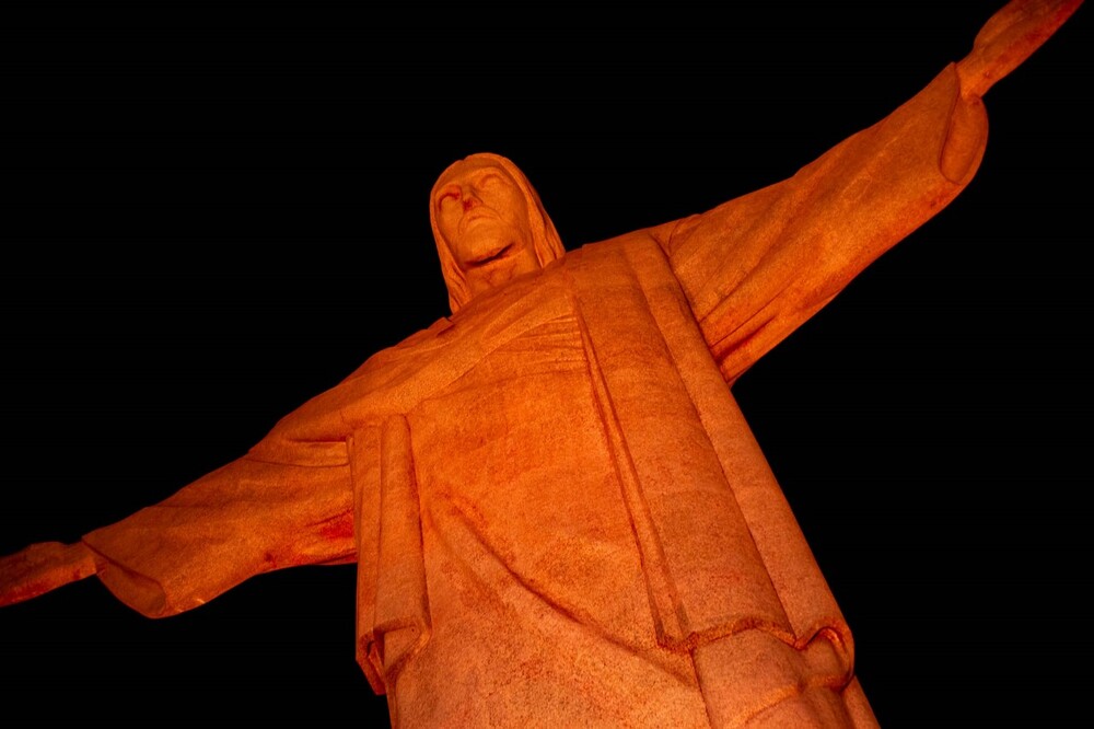 Cristo Redentor ganha iluminação laranja em homenagem às mulheres vítimas de violência