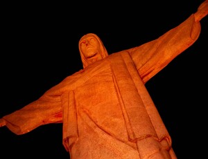 Cristo Redentor ganha iluminação laranja em homenagem às mulheres vítimas de violência
