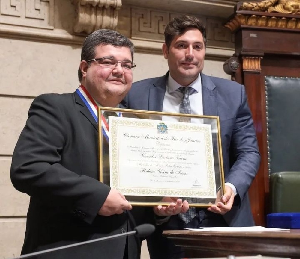 Prefeito de Itaguaí recebe Medalha Pedro Ernesto concedida pela Câmara