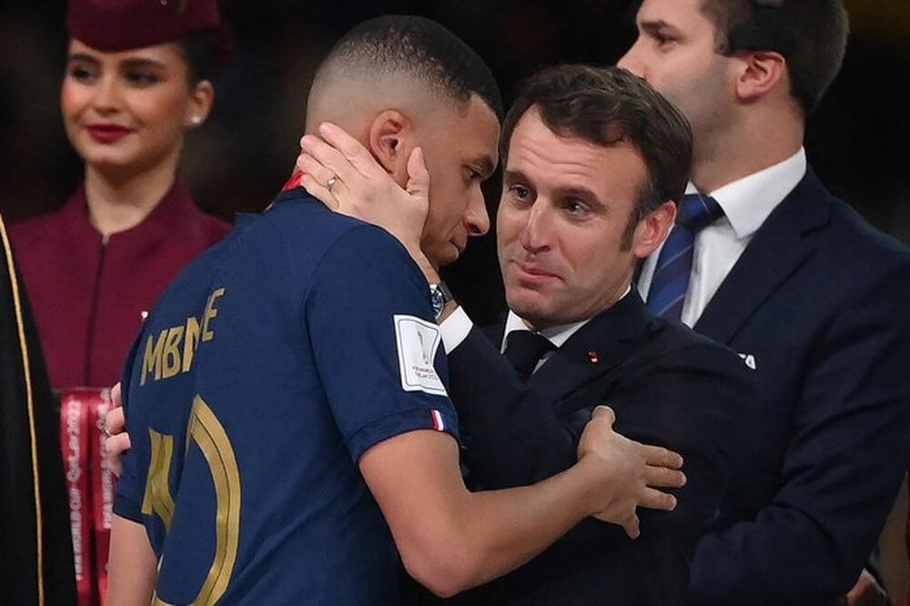 Presidente francês é ridicularizado por onipresença em campo, tentando consolar jogadores e distribuindo medalha
