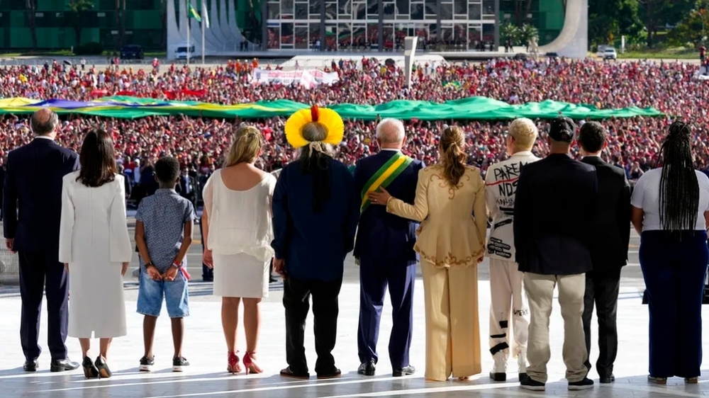 Lula recebe faixa presidencial das mãos de representantes do povo brasileiro
