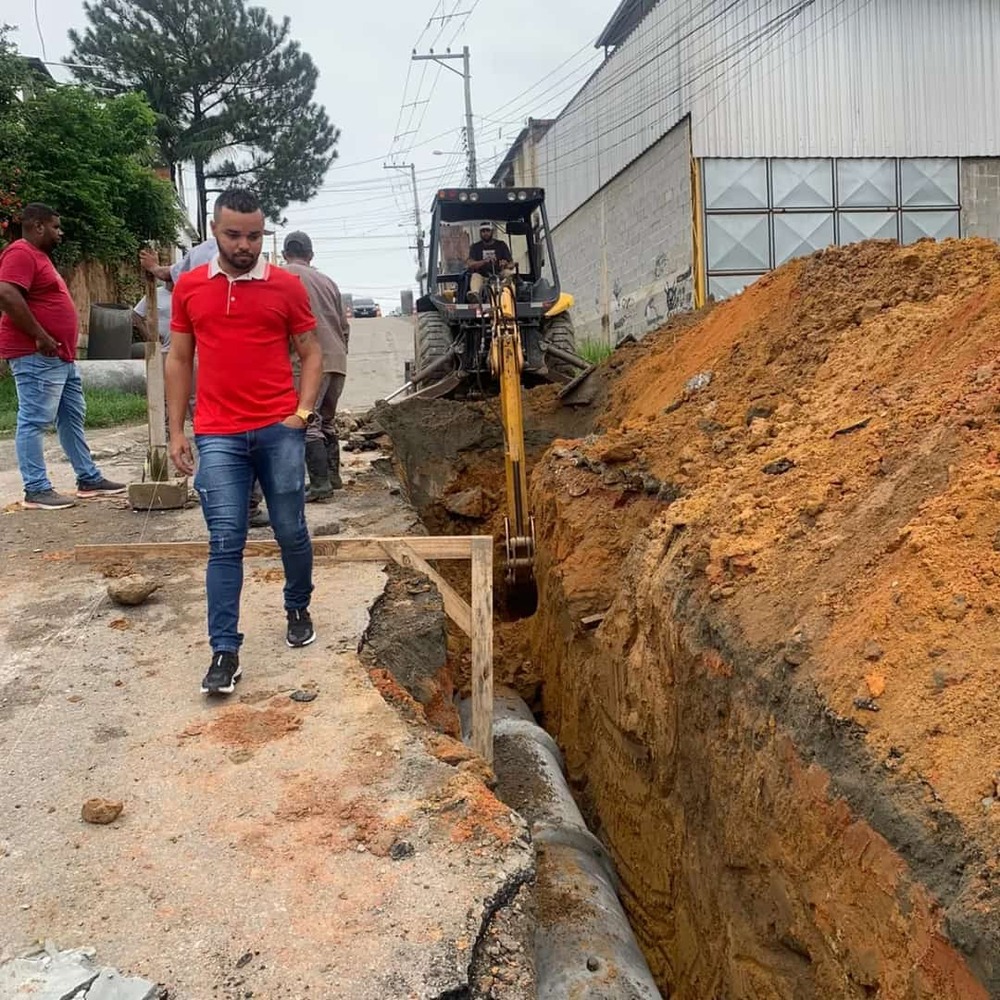 Vereador Rogérinho da RR entrega obras em Japeri