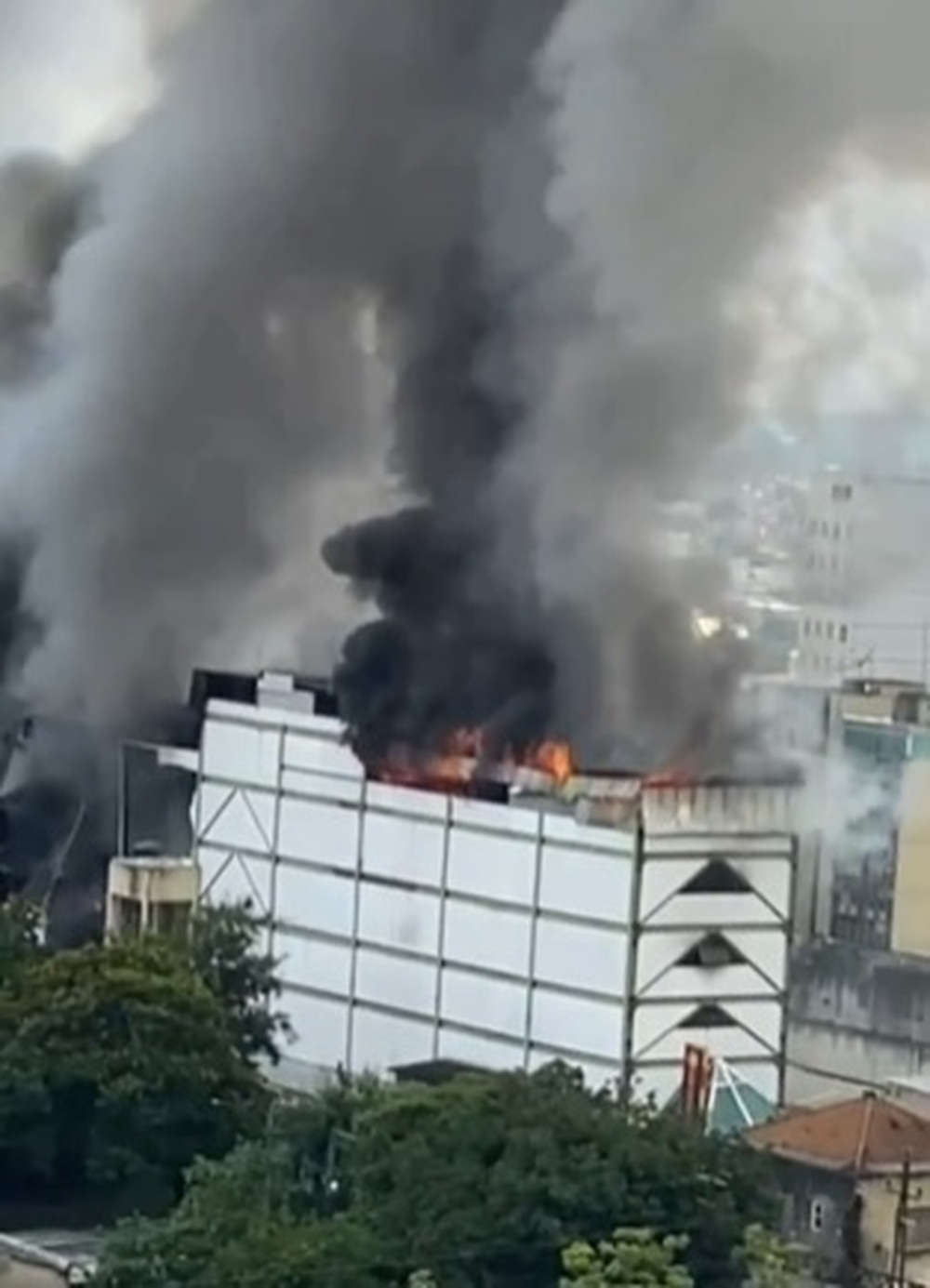 Prédio do antigo Shopping Vida desabou devido ao incêndio e fogo se alastra para prédios vizinhos, no calçadão de Nova Iguaçu