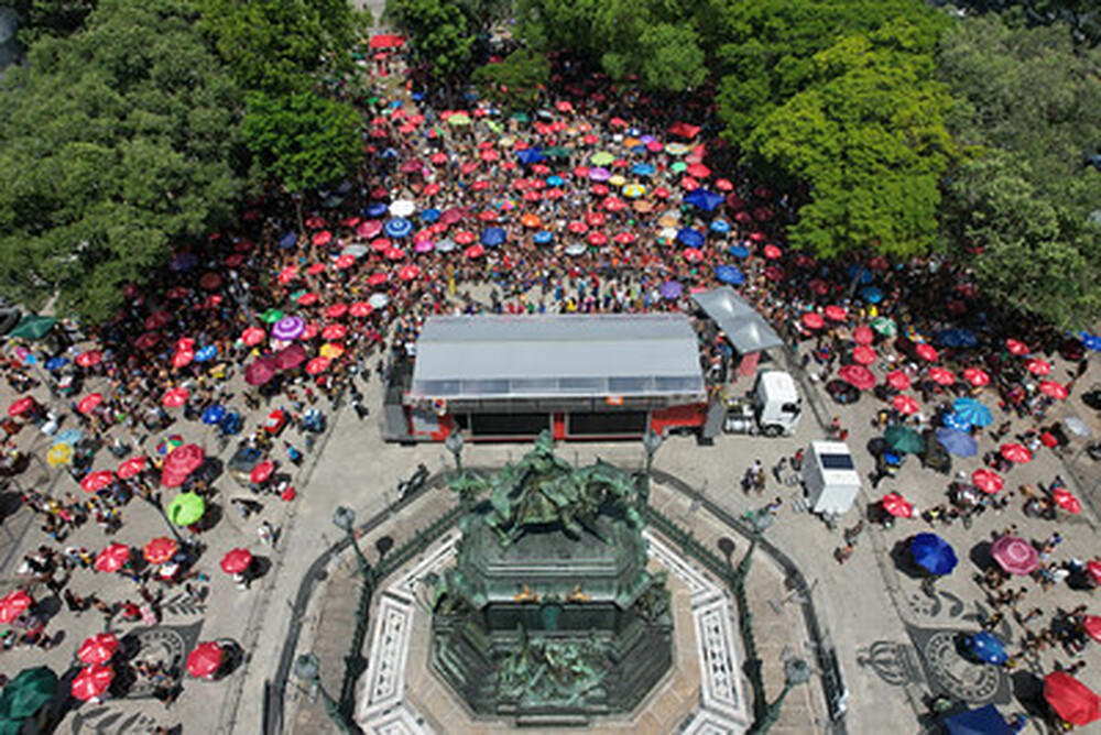 Com desfile na Praça Tiradentes, Bloco Desliga da Justiça abre o fim de semana de folia na cidade