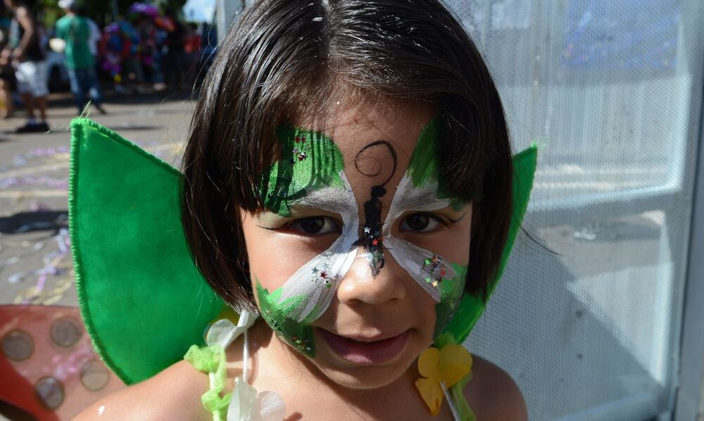 Bloquinhos de rua são brincadeira saudável para crianças no carnaval