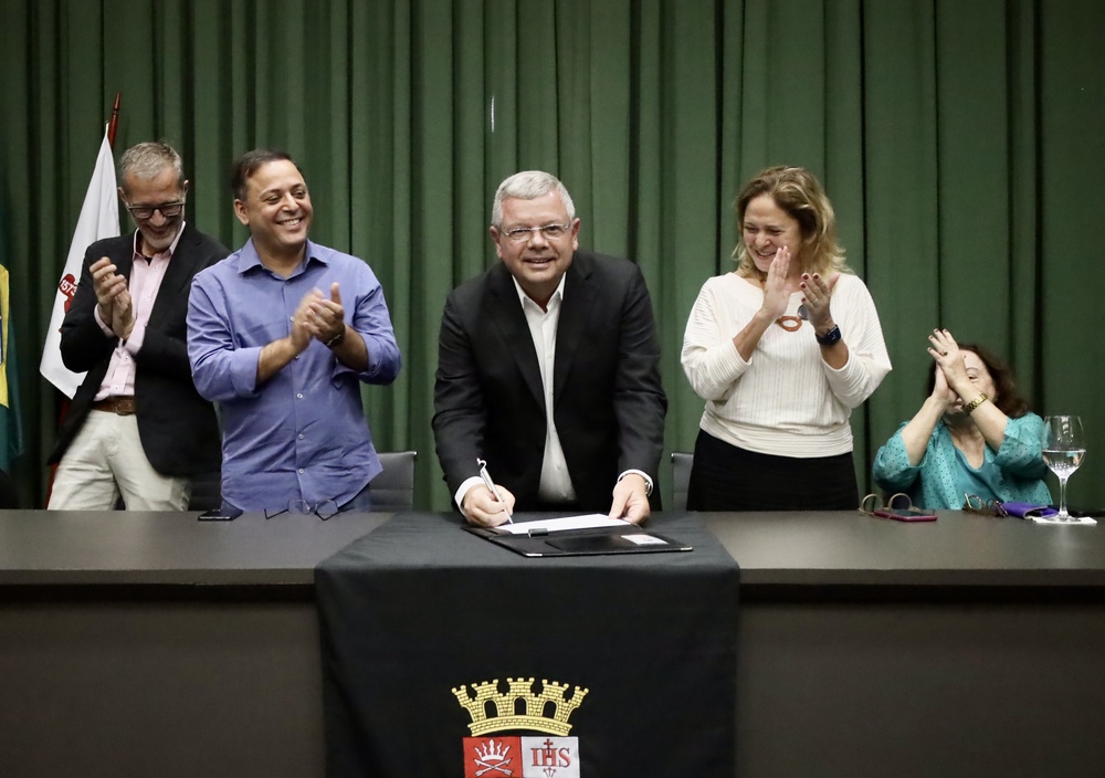 Anamaria Schneider toma posse na Secretaria de Saúde de Niterói